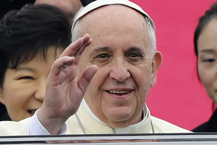 Papa em Seul: último foguete foi lançado 35 minutos antes da hora marcada para a chegada do papa Francisco à base aérea de Seul (Ahn Young-joon/Pool/Reuters)