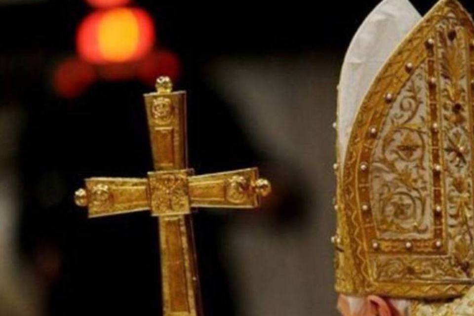 Bento XVI inicia vigília de Páscoa na Basílica de São Pedro