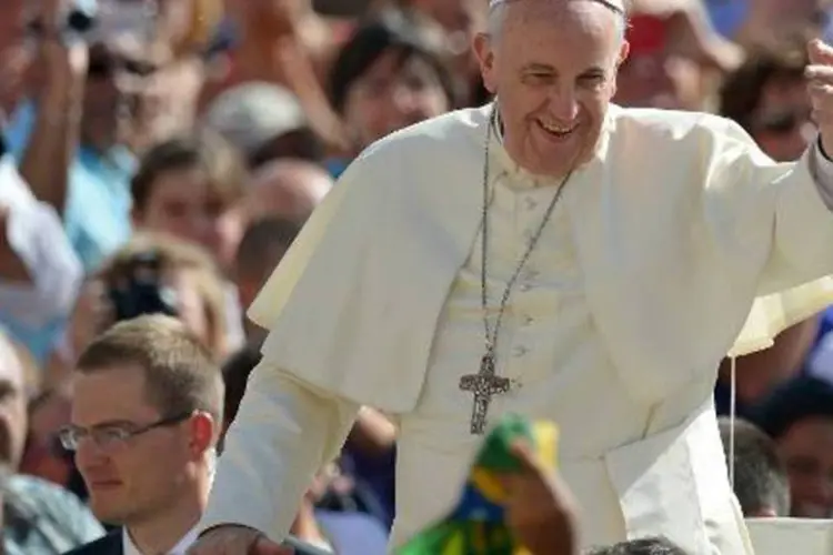 
	O papa Francisco &eacute; saudado por fi&eacute;is na Pra&ccedil;a de S&atilde;o Pedro, no Vaticano
 (Vincenzo Pinto/AFP)