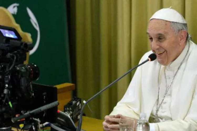 Papa Francisco sorri em frente à câmera enquanto participa de videoconferência no Vaticano (Andreas Solaro/AFP)