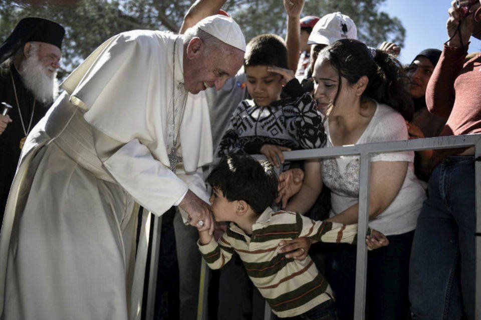 Papa pede que Europa trate refugiados com dignidade
