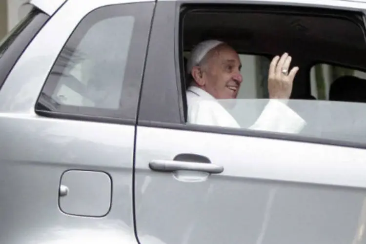Papa Francisco deixa residência em Sumaré para seguir até Aparecida do Norte, no interior de São Paulo, em 24 de julho de 2013 (Reuters)