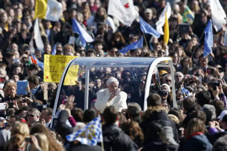 Papa Bento 16 acena para fiéis ao chegar à Praça São Pedro para fazer sua última audiência geral, no Vaticano (Alessandro Bianchi/Reuters)