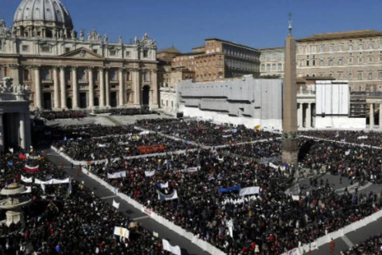 Milhares de fiéis lotam a Praça de São Pedro, no Vaticano, para assistir à última audiência pública do papa Bento XV, nesta quarta-feira ( REUTERS/Stefano Rellandini)