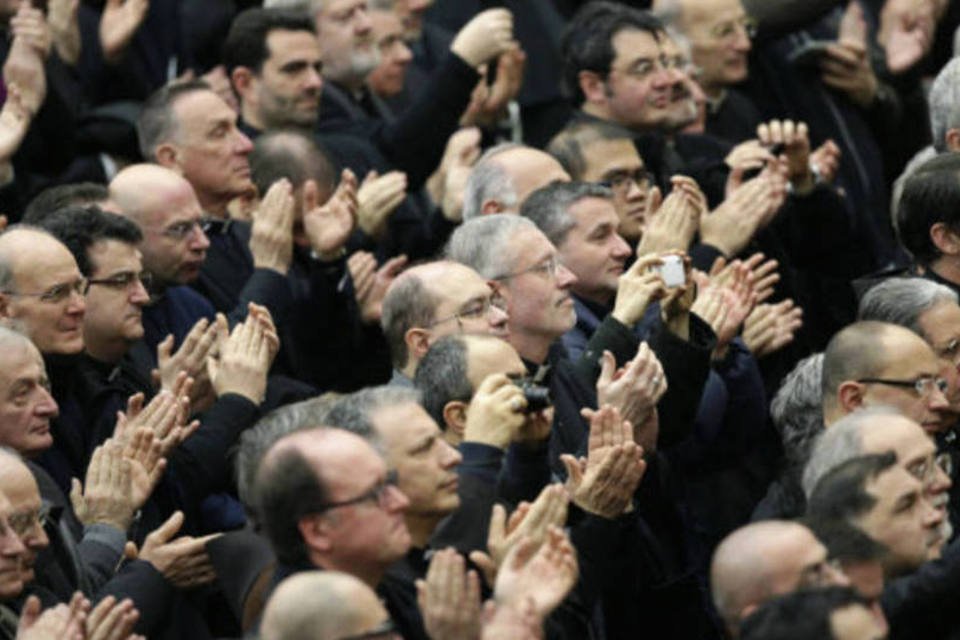 Fiéis se despedem de Papa com "vivas" e aplausos