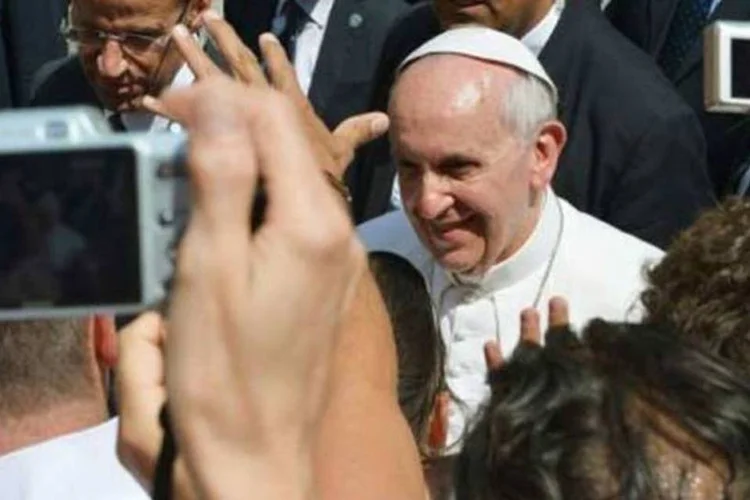 O Papa cumprimenta peregrinos ao deixar Castel Gandolfo na sexta-feira (©afp.com / Vincenzo Pinto)