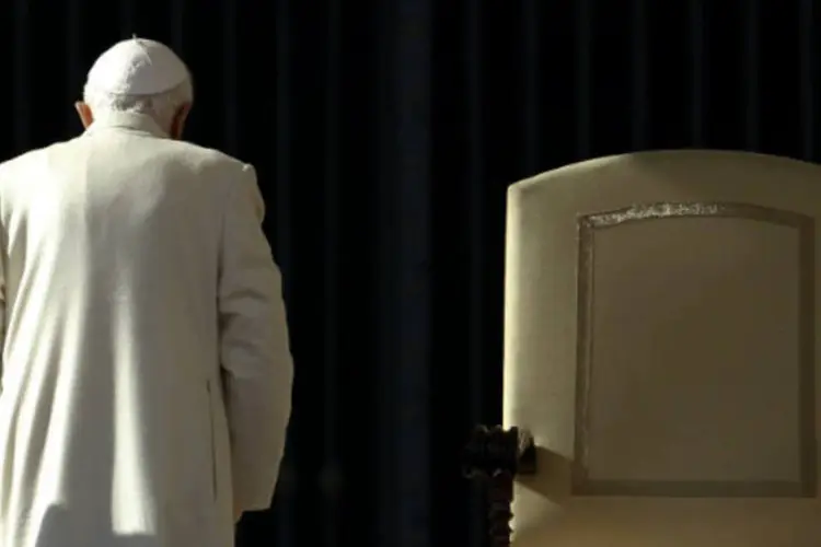 
	O papa Bento XVII: o alem&atilde;o Joseph Ratzinger, de 85 anos, assumiu o comando da Igreja Cat&oacute;lica em 19 de abril de 2005, aos 78 anos.
 (REUTERS/Stefano Rellandin)