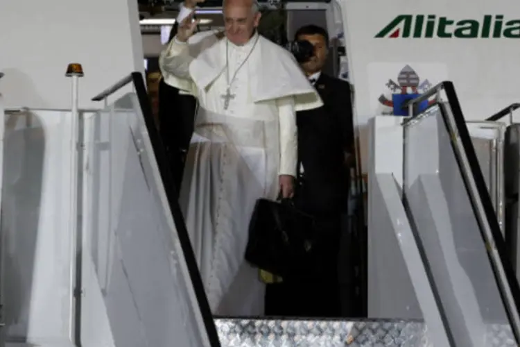 Papa Francisco acena em sua despedida do Brasil, na Base Aérea do Galeão, no Rio de Janeiro (REUTERS/Ricardo Moraes)