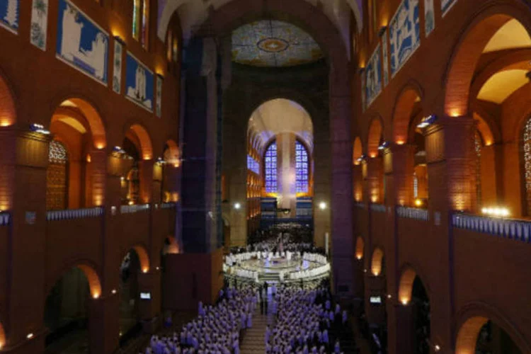 
	Parte interna da bas&iacute;lica de Nossa Senhora Aparecida, em Aparecida: no final de semana o movimento de fi&eacute;is foi de 140 mil pessoas
 (Stefano Rellandini/Reuters)
