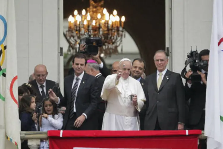 Papa Francisco abençoa comitê olímpico e paralímpico brasileiro no Palácio da Cidade, no Rio de Janeiro (REUTERS/Ueslei Marcelino)