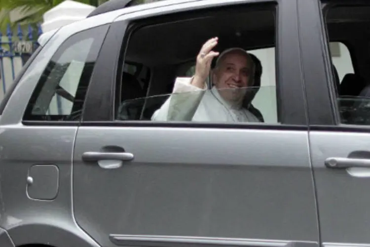 Papa Francisco deixa a Residência de Assunção, em Sumaré, com destino à base aérea do Galeão, no Rio de Janeiro (REUTERS/Ueslei Marcelino)