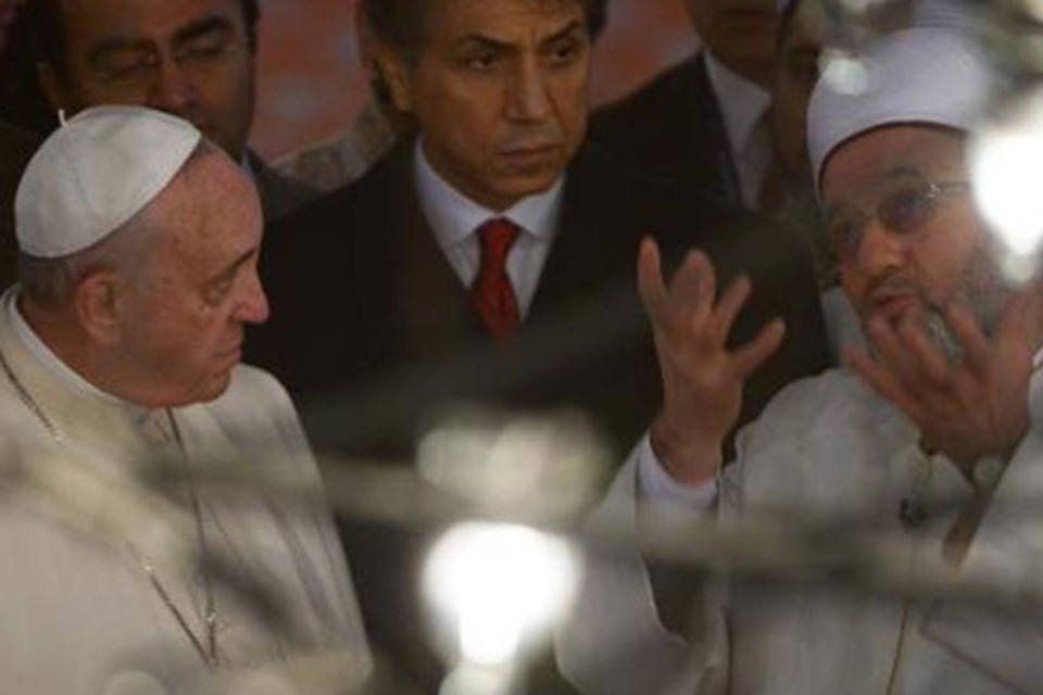 Papa Francisco medita na Mesquita Azul de Istambul