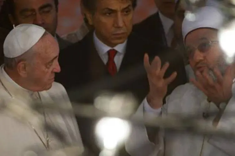 O papa Francisco (E) durante a visita à Mesquita Azul de Istambul com o mufti Rahmi Yaran
 (Filippo Monteforte/AFP)
