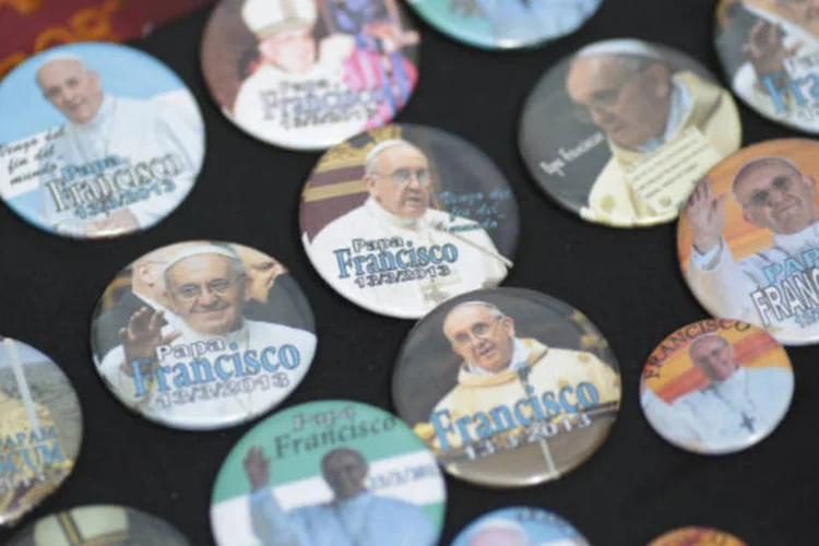 Broches com a imagem do papa Francisco são vendidos em frente a igreja no Rio de Janeiro ( REUTERS/Ueslei Marcelino)