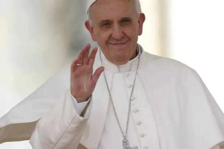 
	Papa Francisco acena para fi&eacute;is: ele est&aacute; prestes a fazer sua primeira viagem internacional
 (REUTERS/Tony Gentile)