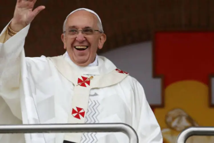 
	No caminho, o papa Francisco rompeu o protocolo de seguran&ccedil;a e desceu do papam&oacute;vel para cumprimentar fi&eacute;is. Em Aparecida, ele afirmou que retornar&aacute; ao&nbsp;pa&iacute;s&nbsp;em 2017
 (Stefano Rellandini/Reuters)