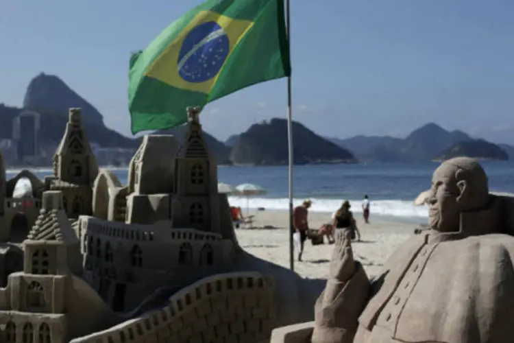 Estátua de areia do papa Francisco é esculpida em praia do Rio de Janeiro durante os preparativos para a Jornada Mundial da Juventude, que contará com a visita do pontífice (REUTERS/Ricardo Moraes)