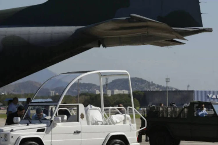 Veículos que o Papa Francisco usará durante visita ao Rio de Janeiro para a Jornada Mundial da Juventude chegam ao aeroporto do Galeão ( REUTERS/Ricardo Moraes)