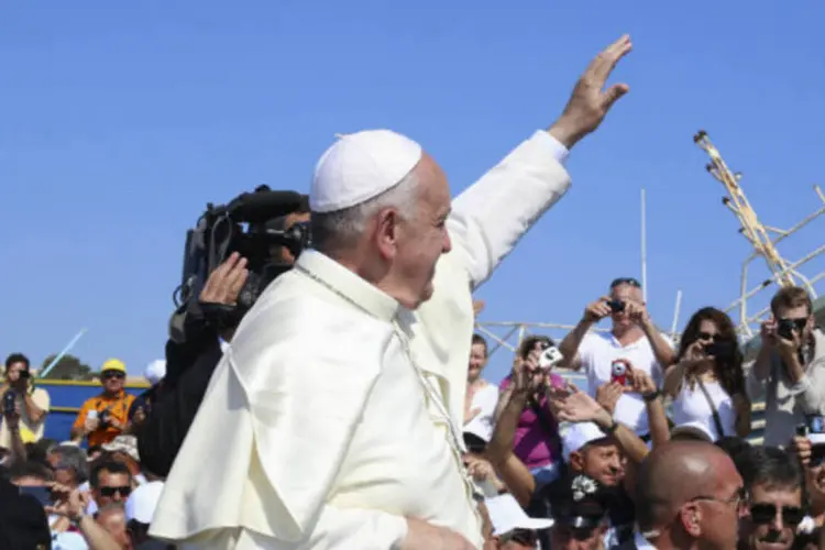 Papa Francisco acena para fiéis durante sua chegada à ilha italiana de Lampedusa (REUTERS/Alessandro Bianchi)