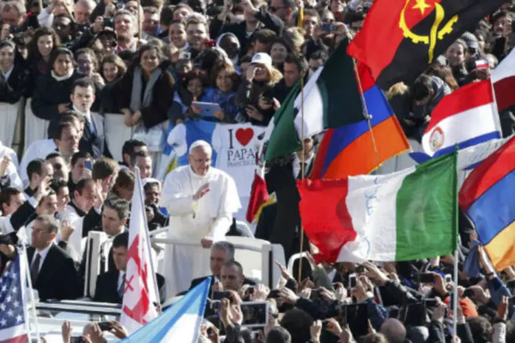 Papa Francisco de papamóvel à Praça de São Pedro para sua missa inaugural, no Vaticano (REUTERS / Stefano Rellandini)