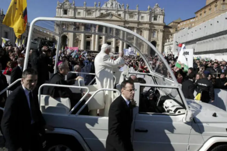 
	O papam&oacute;vel levando Bento XVI &agrave; Pra&ccedil;a de S&atilde;o Pedro:&nbsp;Francisco deixar&aacute; a Casa de Santa Marta, onde est&aacute; hospedado, e usar&aacute; o papam&oacute;vel &ndash; no qual pode ficar de p&eacute;, permitindo que seja visto de corpo inteiro.
 (REUTERS / Max Rossi)