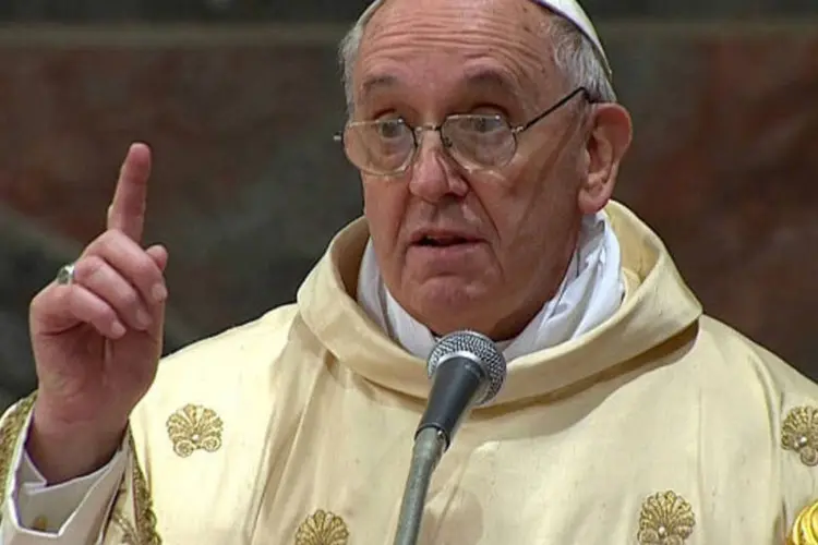 Jorge Mario Bergoglio, recém-eleito papa Francisco, celebra missa com os cardeais na Capela Sistina, no Vaticano (REUTERS / Vaticano CTV)