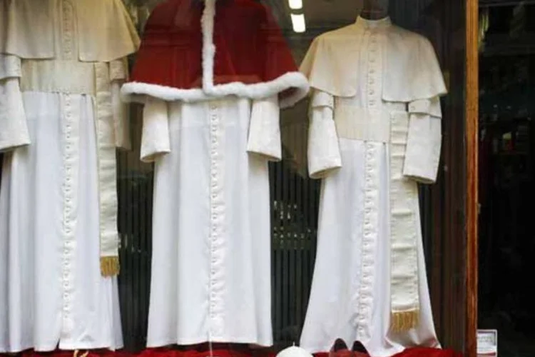 Roupas idênticas as que os papas usam, na vitrine da alfaiataria Gammarelli, em Roma, em março de 2013 (Alessandro Bianchi / Reuters)