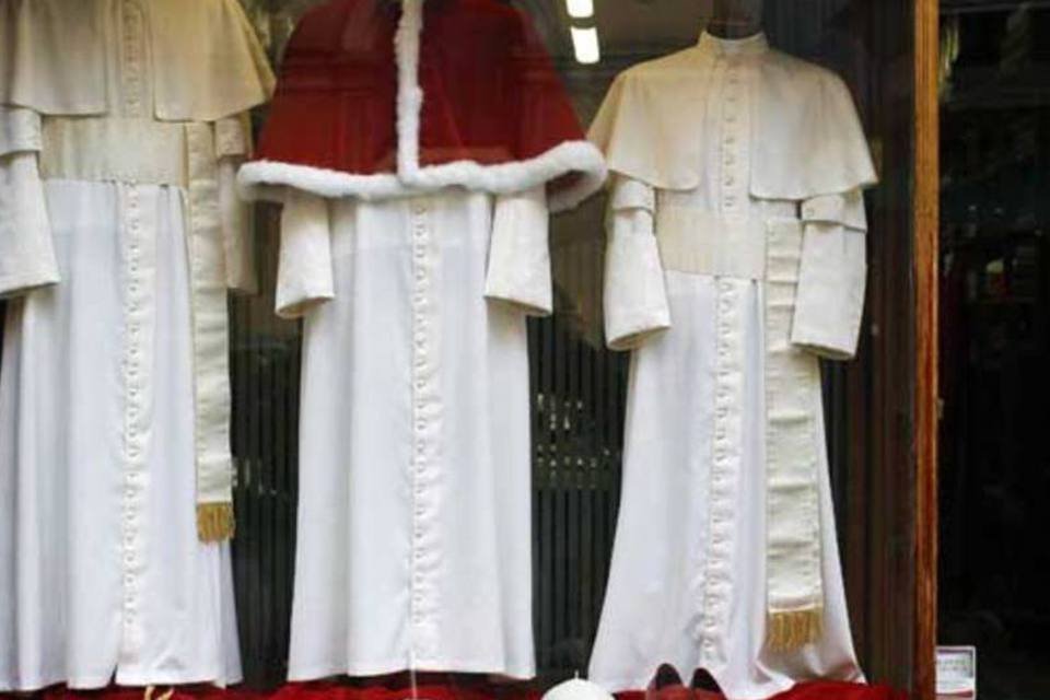 Alfaiataria prepara roupas do novo papa em três tamanhos