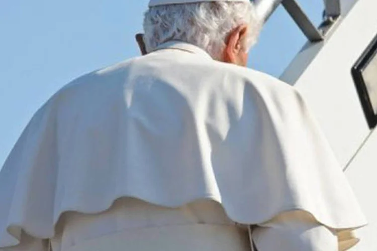Bento XVI afirmou que, para que "cresça" a amizade dos jovens com Cristo, é "fundamental" que façam parte das paróquias, comunidades e movimentos (Andreas Solaro/AFP)