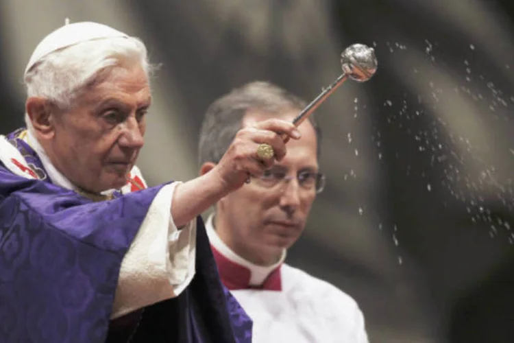 O Papa Bento XVII celebra missa no Vaticano, em 13 de fevereiro de 2013 (REUTERS/ Alessandro Bianchi)