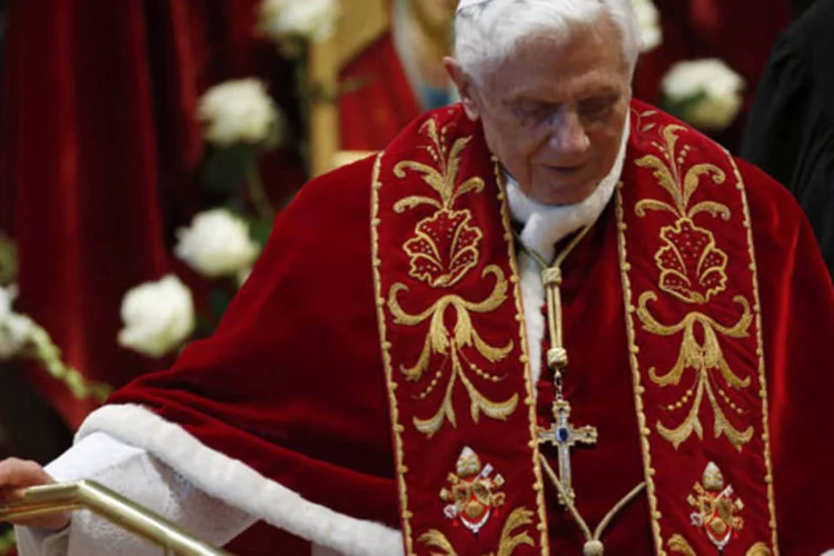 Papa Bento 16 é visto após celebrar uma missa na Basílica de São Pedro, no Vaticano: pontífice disse que tinha conhecimento da gravidade de sua decisão (Alessandro Bianchi/Reuters)