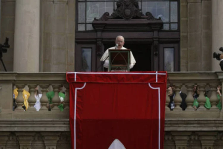 Papa Francisco ora na sacada do Palácio São Joaquim, no Rio de Janeiro (REUTERS/Pilar Olivares)