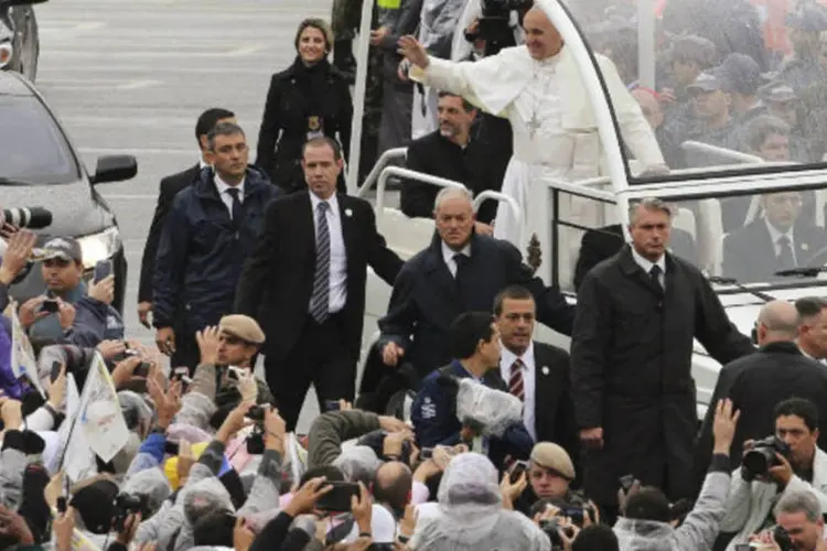 Papa Francisco acena para fiéis durante a chega a Aparecida (SP) ( REUTERS/Paulo Whitaker)