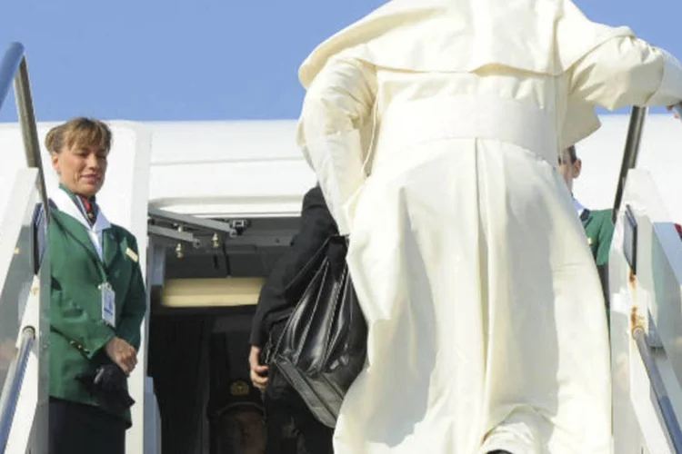 
	Francisco explicou que o que o traz ao Rio de Janeiro &eacute; encontrar-se com a juventude e, em um curto discurso, denunciou os estragos que a crise econ&ocirc;mica est&aacute; causando os jovens
 (REUTERS/Osservatore Romano)