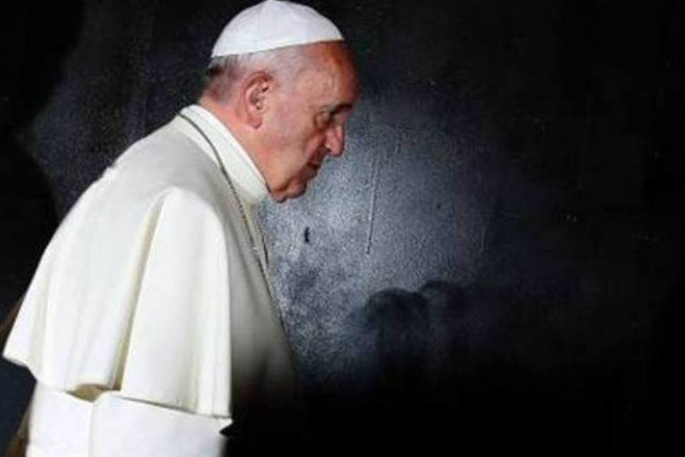 Papa pede que judeus e cristãos lutem contra discriminação