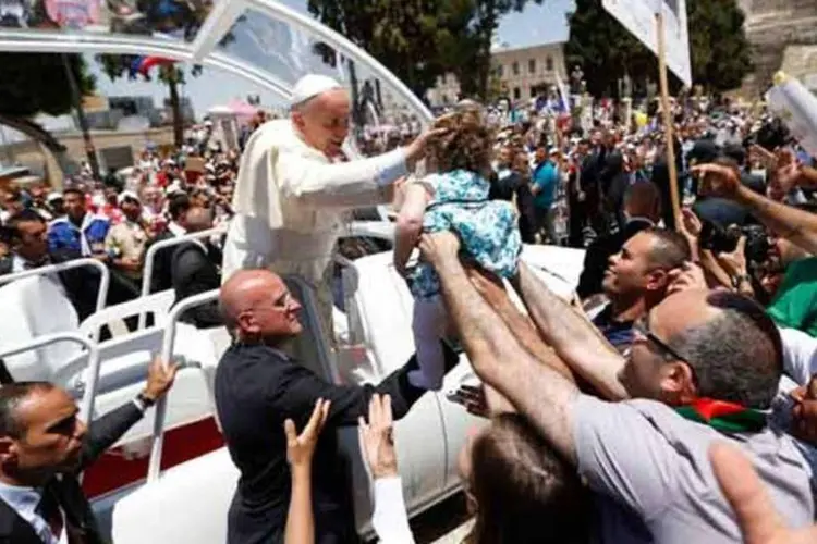 Papa Francisco desembarcou neste domingo em Belém, berço do cristianismo e fez o convite após rezar uma missa (Reuters)