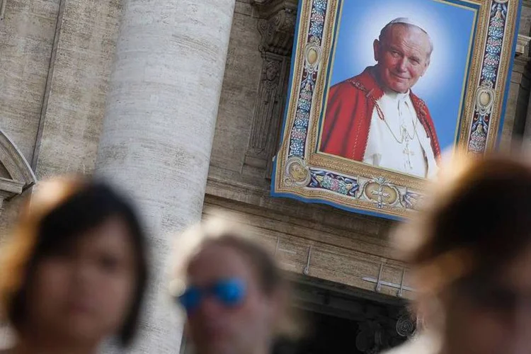 Imagem do papa João Paulo II na Praça de São Pedro, no Vaticano (REUTERS/Tony Gentile)