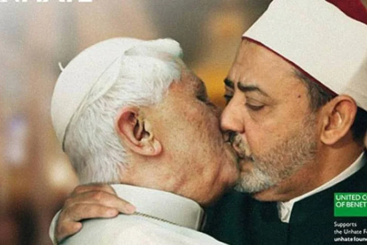 Papa Bento XVI é retratado beijando Ahmed Mohamed el Tayeb, imã da mesquita de Al Azhar no Cairo (Divulgação/Benetton)