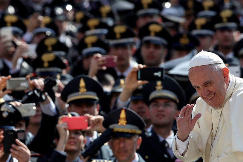 Papa pede às forças de segurança que promovam a paz