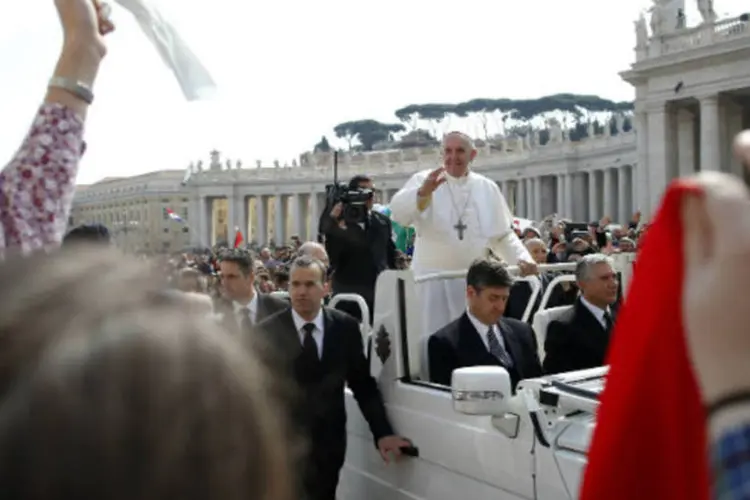 O Papa Francisco chega de papamóvel à Praça de São Pedro, no Vaticano, para sua primeira audiência pública como pontífice (REUTERS/Tony Gentile)