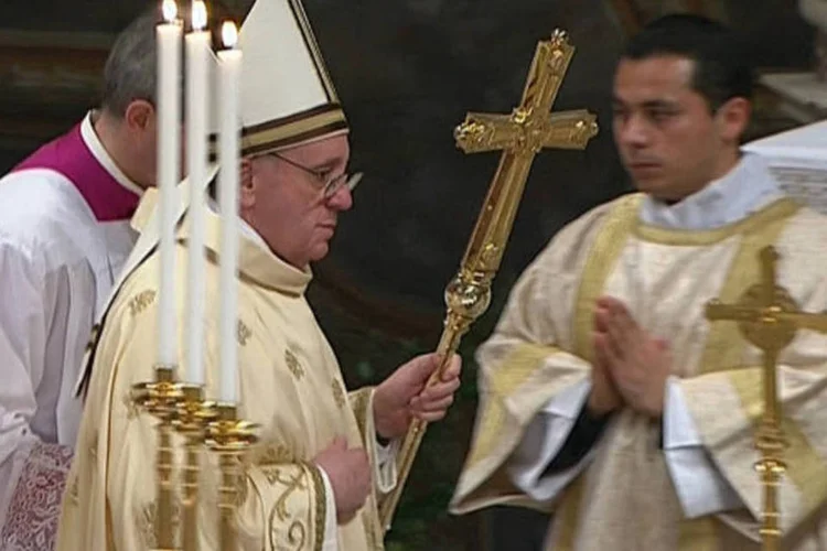 
	O papa Francisco celebra missa com os cardeais na Capela Sistina, no Vaticano, em 14 de mar&ccedil;o 
 (REUTERS / Vaticano)