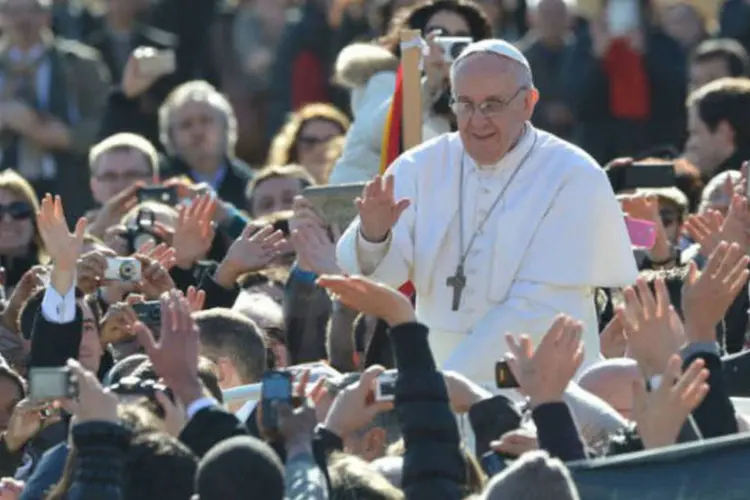 O papa Francisco, vestido com a batina branca, entrou na grande esplanada do Vaticano às 8h50 (4h50 de Brasília) (AFP / Vincenzo Pinto)