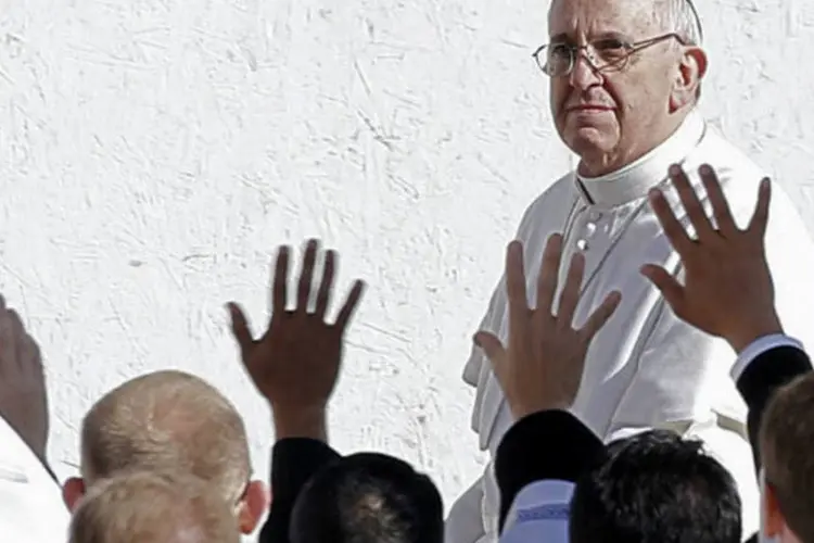 
	Papa Francisco&nbsp;na chegada &agrave; Pra&ccedil;a de S&atilde;o Pedro: todos os olhares est&atilde;o voltados ao encontro de amanh&atilde;
 (REUTERS / Alessandro Bianchi)