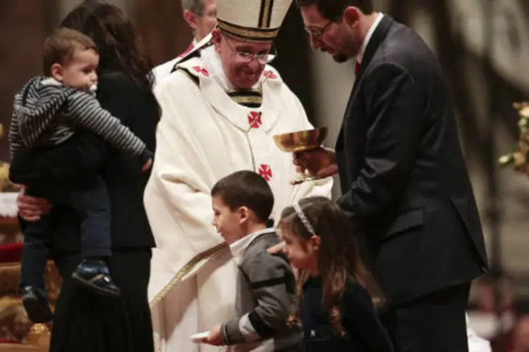 Papa Francisco: "Deus nos ama, nos ama tanto que nos deu a seu Filho como nosso irmão, como luz para nossas trevas", lembrou o papa. (REUTERS/Tony Gentile)