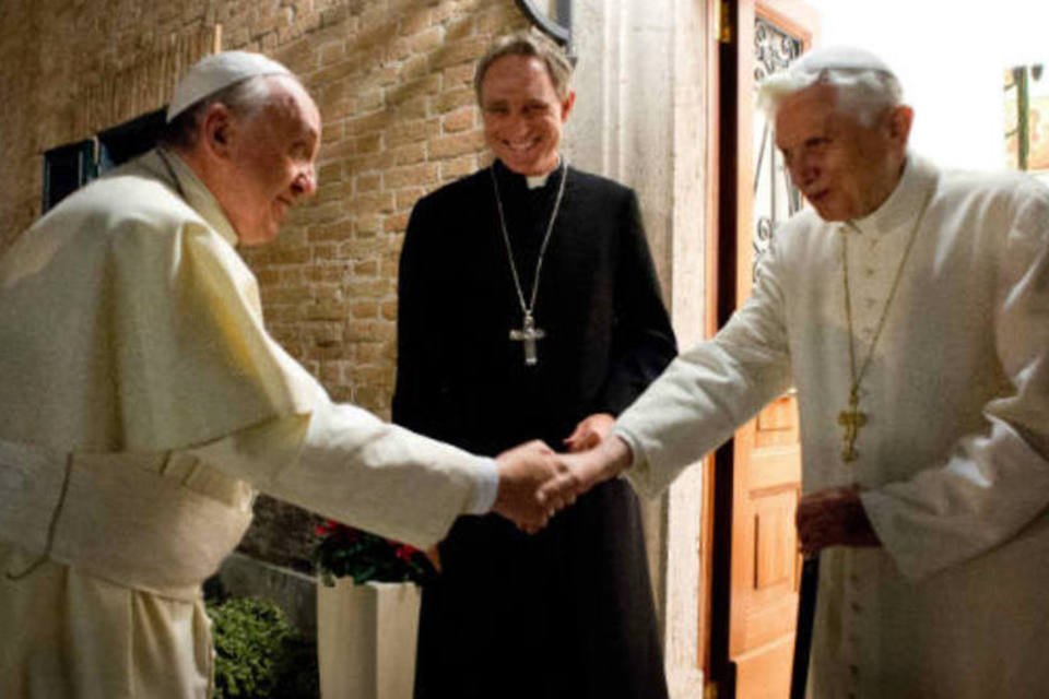 Papa Francisco e Bento XVI rezam juntos em encontro de Natal