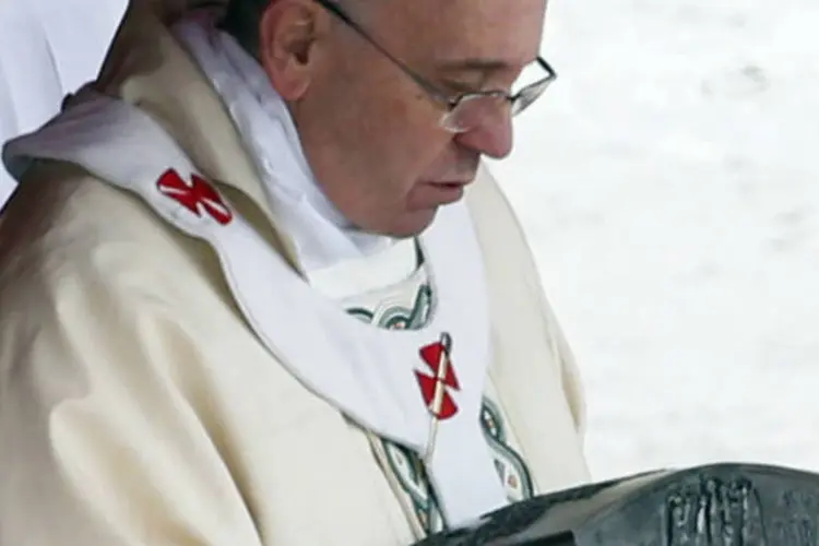 Papa Francisco segura a urna com as relíquias de São Pedro (REUTERS/Stefano Rellandini)