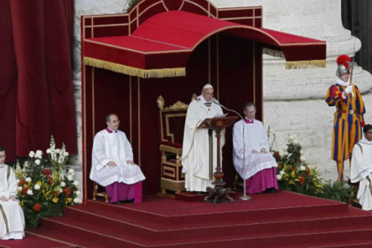 Papa Francisco toma a palavra em sua missa inaugural na Praça São Pedro, no Vaticano, em19 de março de 2013 ( REUTERS / Tony Gentile)
