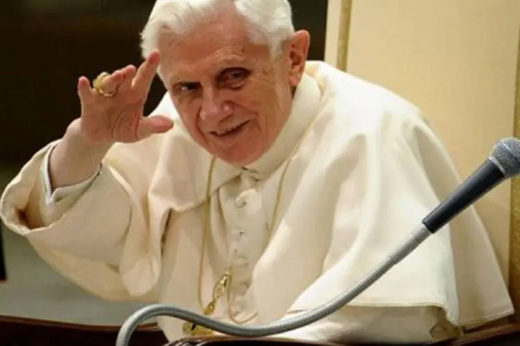 No dia 29 de junho do ano passado, Bento XVI inaugurou o novo portal multimídia do Vaticano na internet, 'News.va', com uma mensagem no Twitter - a primeira vez na história que um pontífice usou este meio de comunicação. (Vincenzo Pinto/AFP)