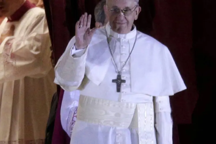 
	Jorge Mario Bergoglio &eacute; eleito novo papa: &quot;pobre homem, a emo&ccedil;&atilde;o que deve sentir escutando toda essa gente gritar&nbsp;&quot;viva o papa&quot;!&quot;, disse sua irm&atilde;
 (REUTERS/100eos1d)