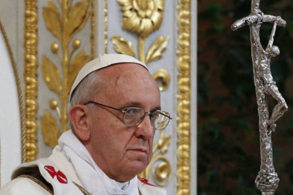 Papa critica "bandidos que usam a religião como um negócio"